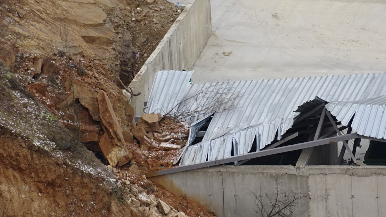 Скали се срутиха върху депото за отпадъци край Благоевград. Срутване
