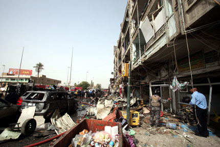Две коли бомби убиха 14 души в Багдад