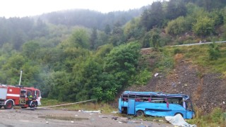 Сред загиналите в преобърналия се автобус край Своге е и