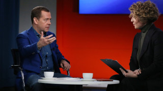 Медведев призова руските политиците да свикнат с всички критики в интернет