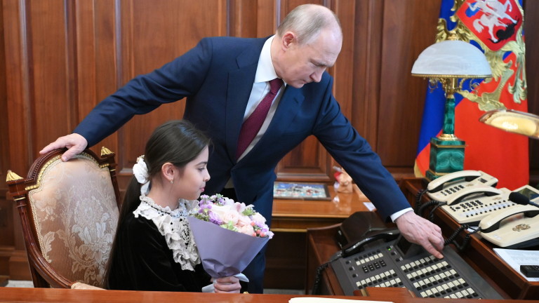 Руският президент Владимир Путин се срещна с Раисат Акипова.
Тя е