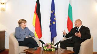 Светът няма да ни чака, обяви Меркел в София за коалиционните преговори