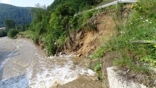 Пороен дъжд подкопа отсечка във Велинград в района на Община