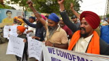  Група сикхи стачкува пред Златния храм против убийството на Ниджар в Канада 
