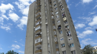 Евакуираха 18 етажен блок във Враца след като пламна електрическо табло