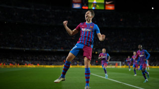 Челси работи по трансферите на полузащитника Френки де Йонг и