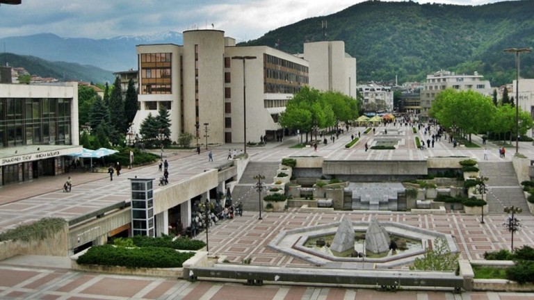 Кметът на Благоевград отрича да заработва македонски културен клуб