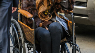 Лейди Гага с инвалидна количка на Louis Vuitton