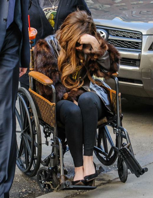 Лейди Гага с инвалидна количка на Louis Vuitton