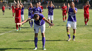 Съперник на ЦСКА налетя на съдията (СНИМКА)