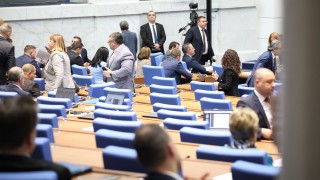 Депутатите се захвана с четвъртия вот на недоверие към правителството