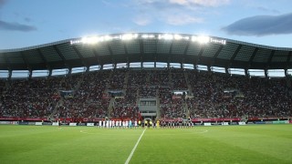 Политическо послание коства €10 бона глоба на Вардар