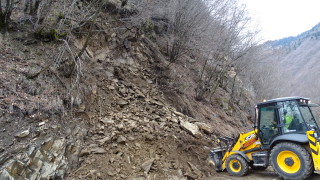 Спешно ремонтират пропадналия път за село Леденик