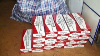 Откриха 16 000 къса цигари в тайник на микробус