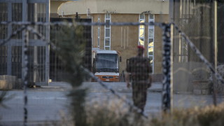 Училище и медицински център са поразени при нападение с дрон