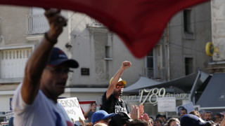 Бой с пръчки между протестиращи срещу мерки и без маски с хора с маски в Тулуза