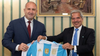 Президентът Румен Радев получи фланелка на Меси