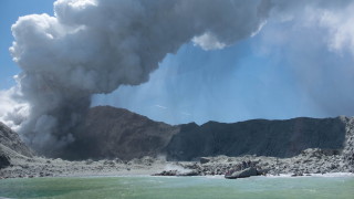 Новозеландски водолази извадиха шест тела край остров Уайт където изригна