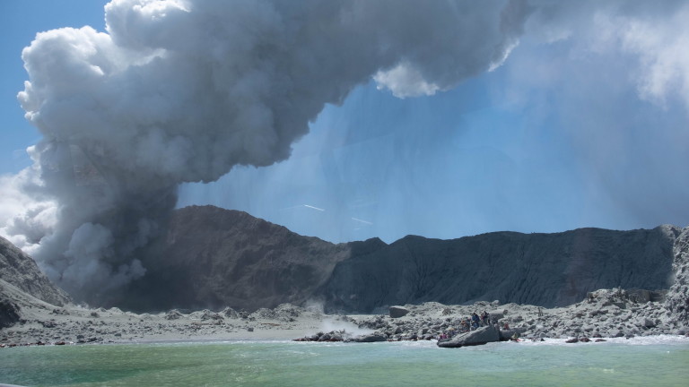 Новозеландски водолази извадиха шест тела край остров Уайт, където изригна