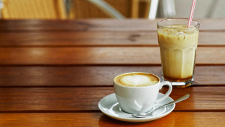 Дебатът за горещото или студеното кафе вероятно се е случвал