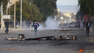 Полицаи загинаха на протести в Тунис 