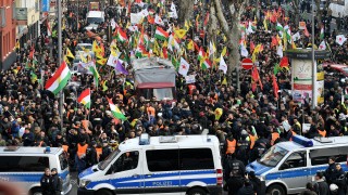 В Германия разпръснаха протест на кюрди срещу офанзивата на Турция в Сирия