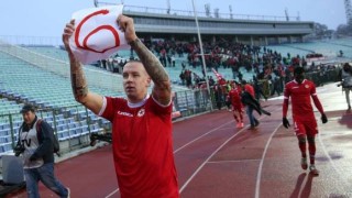Ексцентричният бивш футболист на ЦСКА Тончи Кукоч отново си
