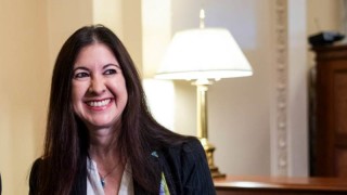 Управителят на Федералния резерв Адриана Куглър обяви в петък че