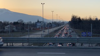 Проверяват сигнал за кола на полицията в насрещното на "Цариградско шосе" в София