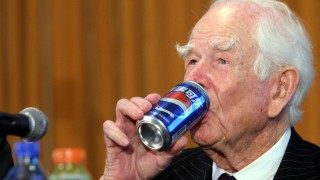Доналд Кендал американският бизнесмен сервирал Pepsi на съветския лидер Никита