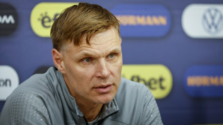 Селекционерът на Латвия Едгарас Янкаускас говори пред медиите по
