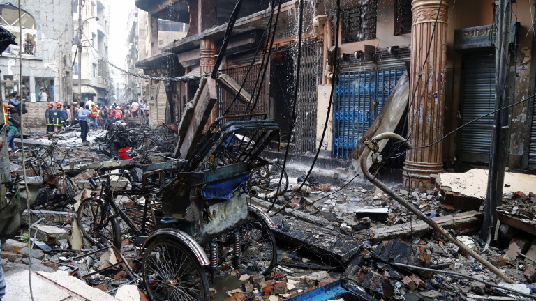 Близо 80 души загинаха при пожар в сградата на Чаукбазар,