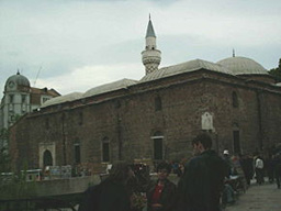 Спорът за Джумая джамия в Пловдив въоръжи хора с брадви, ножове и кирки