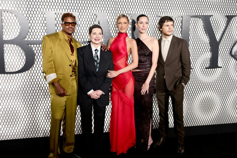 Бела с част от актьорския състав на The Beauty