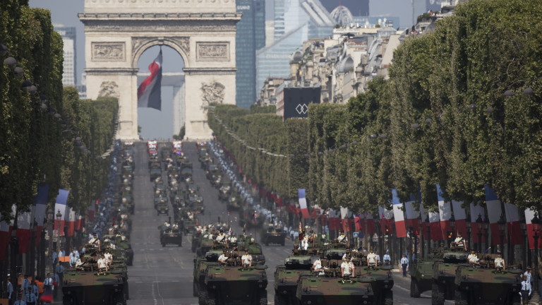 Френски изтребители прелетяха над Париж като част от голям военен