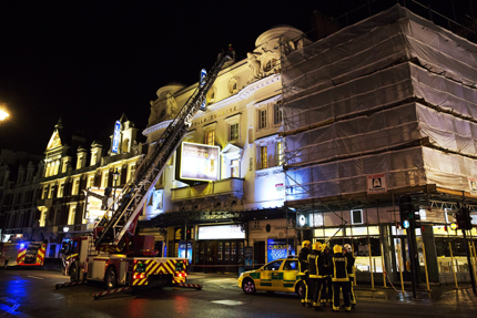 Разследват причината за падналия таван в лондонски театър