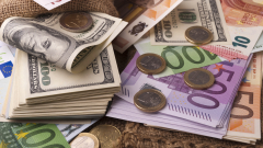 Доларът леко отстъпва пред еврото и паунда