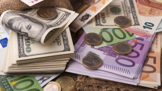 Щатският долар първо слабо се засили спрямо еврото и лирата