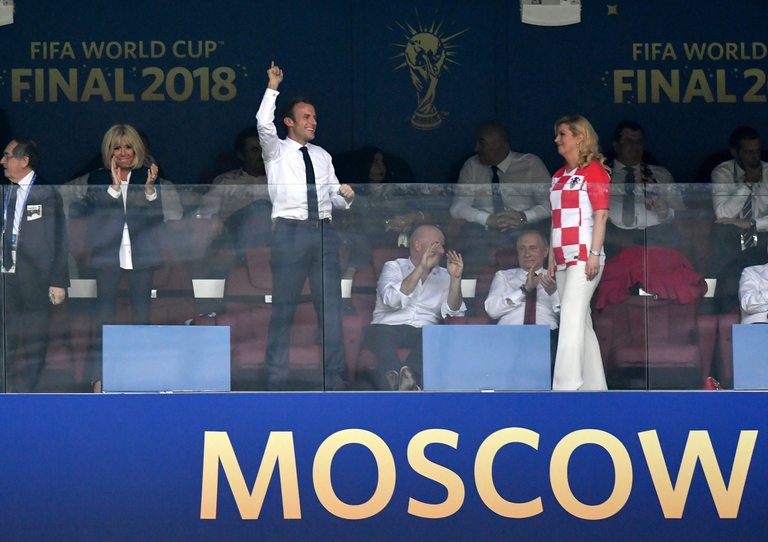 Макрон бе на крак почти през цялото време