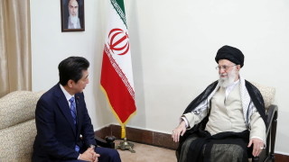 Шиндзо Абе се срещна с върховния лидер на Иран по време на историческа визита