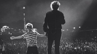 Какво се случва с 11-годишния син на Род Стюарт