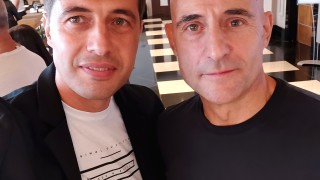 Холивудската звезда Марк Стронг получи български подарък за 60 годишния си