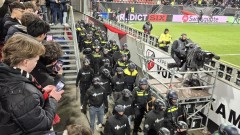 Безредици по трибуните забавиха мач от Лига Европа