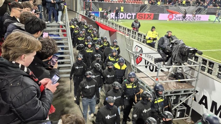 Безредици по трибуните забавиха мач от Лига Европа