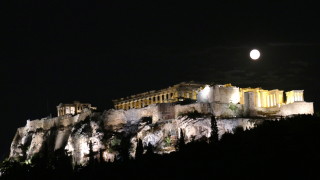 Рецесия у дома съчетана със загубата на конкурентоспособност на гръцките