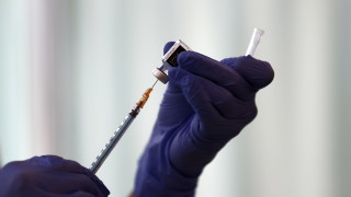 Ваксините срещу коронавируса намаляват приема в болница с около 84