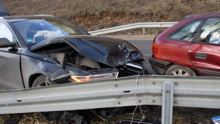 Пожарникари са рязали ламарини за да извадят затисната жена след