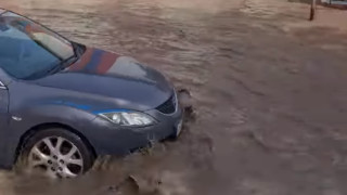 Спукан водопровод наводни главна улица в Бургас в час пик