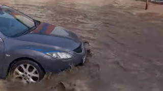 Спукан водопровод превърна в езеро главна улица в Бургас