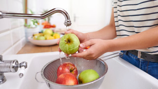 Всички добре знаем че за да предпазят плодовете и зеленчуците